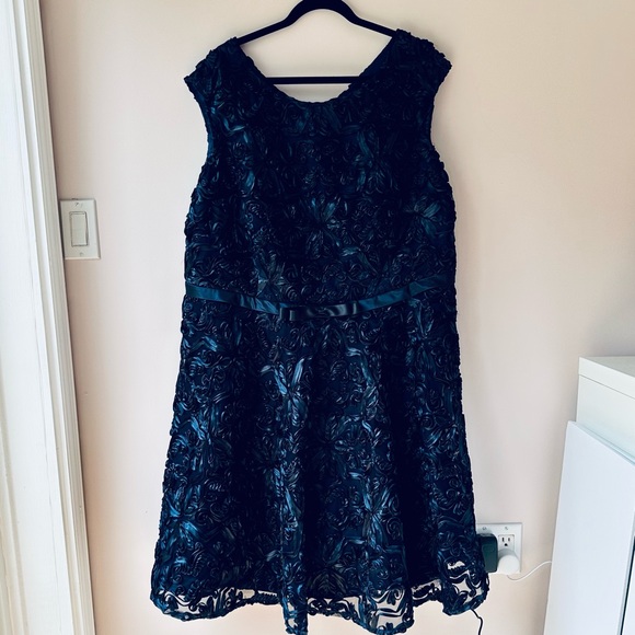 Cocktail short dress. Plus size 1950’s vintage look, 3D Lace a stunning piece - Picture 3 of 12
